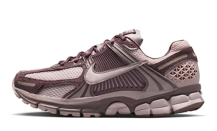 W NIKE VOMERO 5 - II6236-500