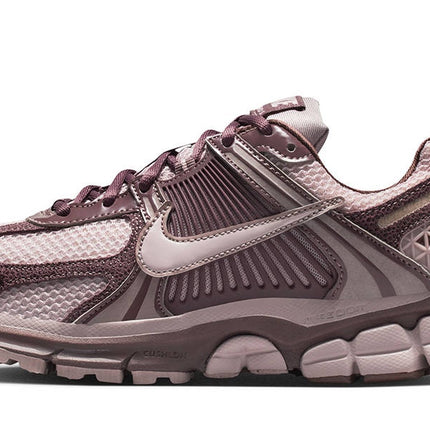 W NIKE VOMERO 5 - II6236-500