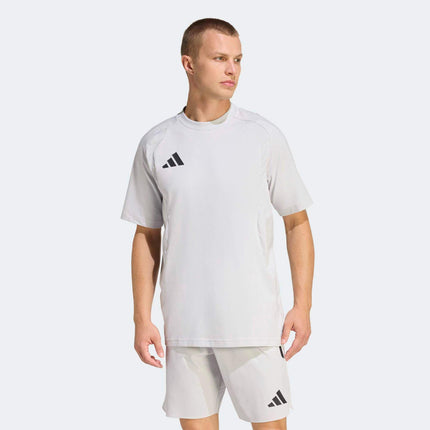 M ADIDAS TIRO 26 TRAVEL TEE - TEAM LIGHT GREY/BLACK. - KD1120
